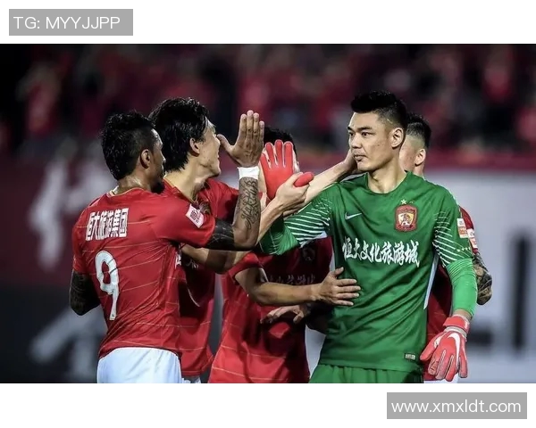 恒大与上港激战正酣球迷热情高涨精彩瞬间回顾